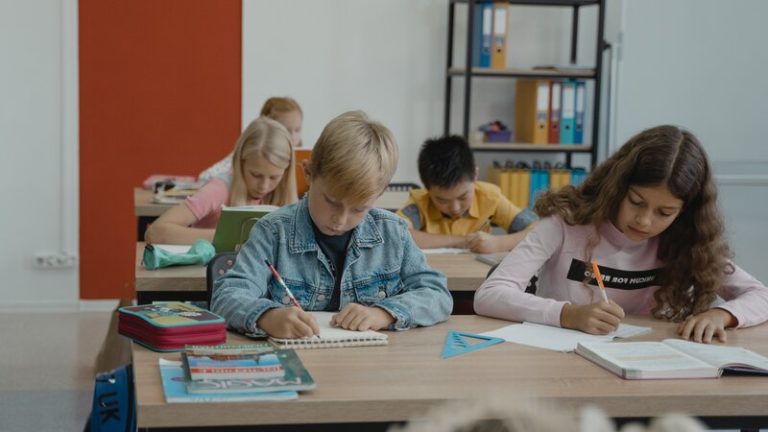 Powrót do szkoły – 8 zachowań dziecka, które powinny zaniepokoić rodziców