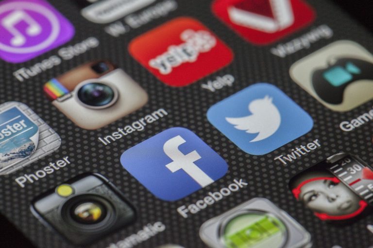 Kupujesz na Instagramie lub Facebooku? Uważaj, bo takie zakupy potrafią wpędzić w długi