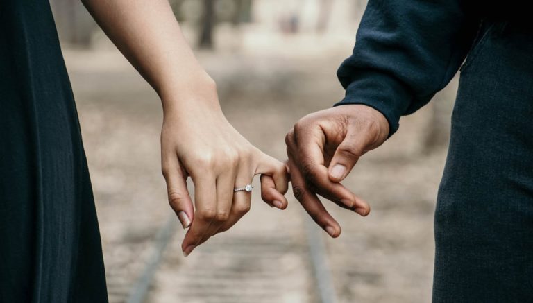 Czy miłość może leczyć? O związkach dodających skrzydeł i takich, które nas niszczą