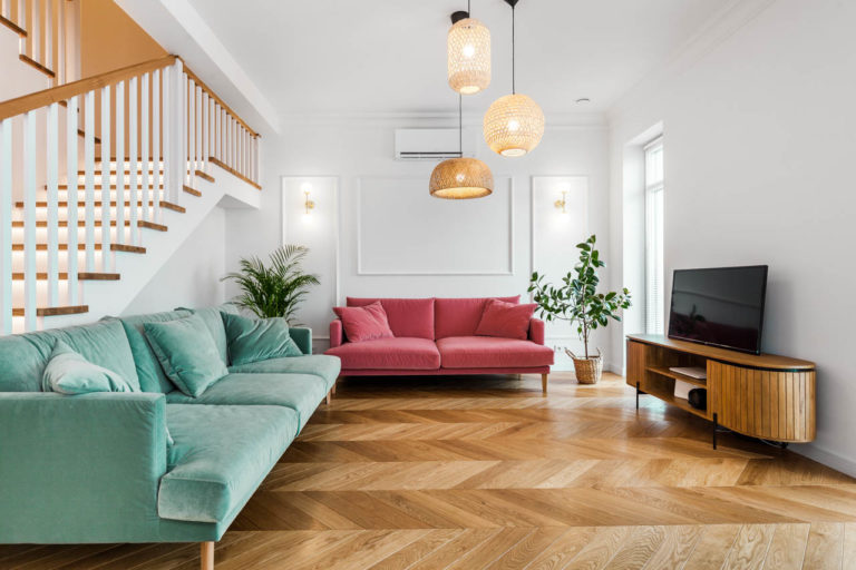 5 pomysłów na sofę w salonie. Jak wybrać model idealny?