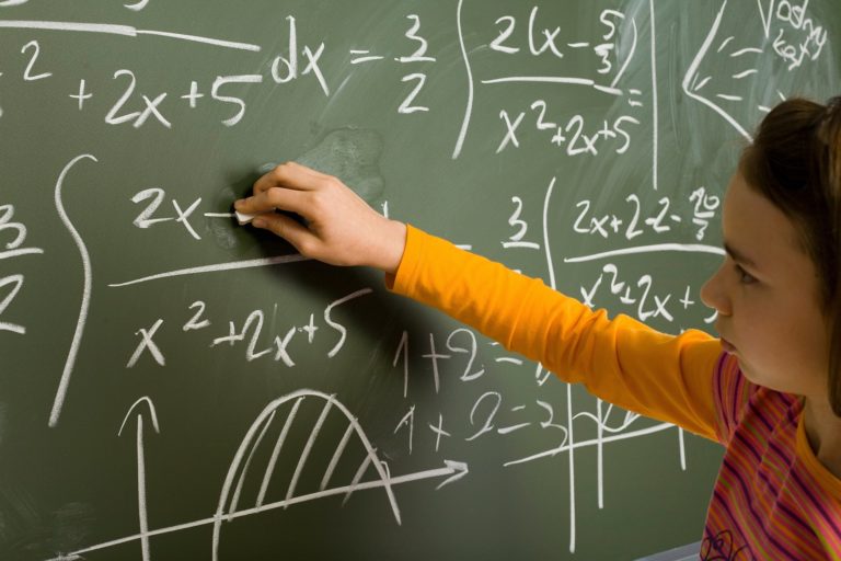 Polscy uczniowie nie radzą sobie z matematyką. Dlaczego bliżej nam do Mickiewicza niż Pitagorasa?