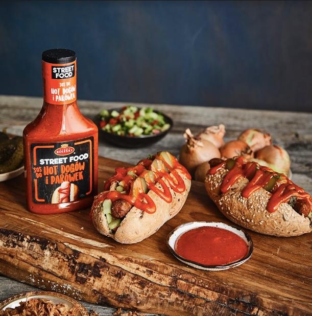 Wegańskie hot dogi z domowymi kiełbaskami „pepperoni”i salsą z sera naciowego i papryki