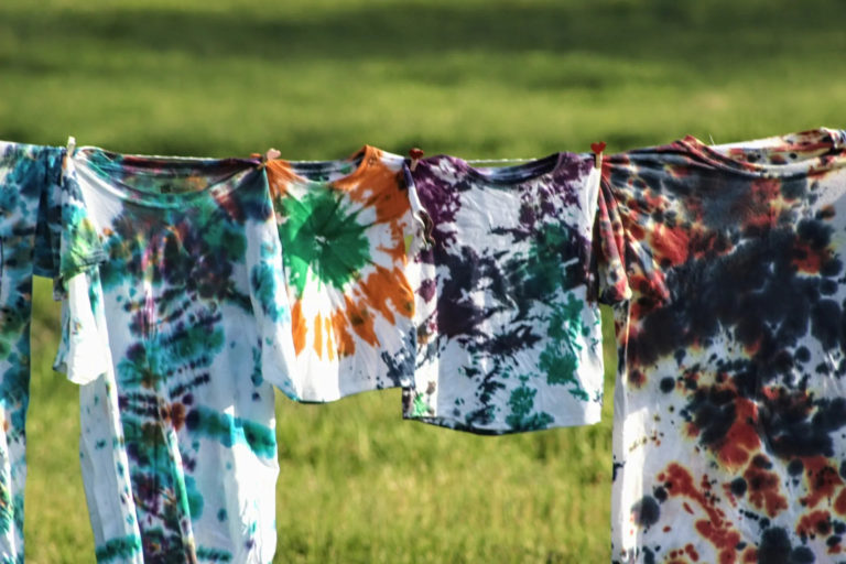Sposób na nudę z barwnikami i t-shirtem