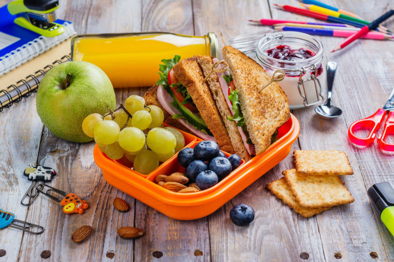Lunchbox na piątkę, czyli jak skomponować dziecku posiłek do szkoły