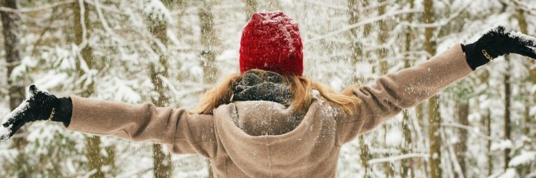 Zimowy niezbędnik. Jak dbać o dłonie i usta w czasie mroźnej aury?