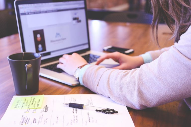 Języki i umiejętności, które pomogą Ci w pracy. Czego szukają pracodawcy u kandydatów?
