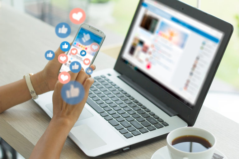 5 powodów, dla których korzystamy z social mediów. Te wyniki mogą Cię zaskoczyć