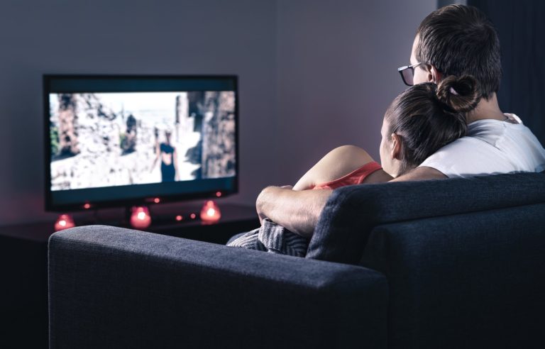 Cały sezon serialu w jeden wieczór? Sprawdź co grozi binge watcherom