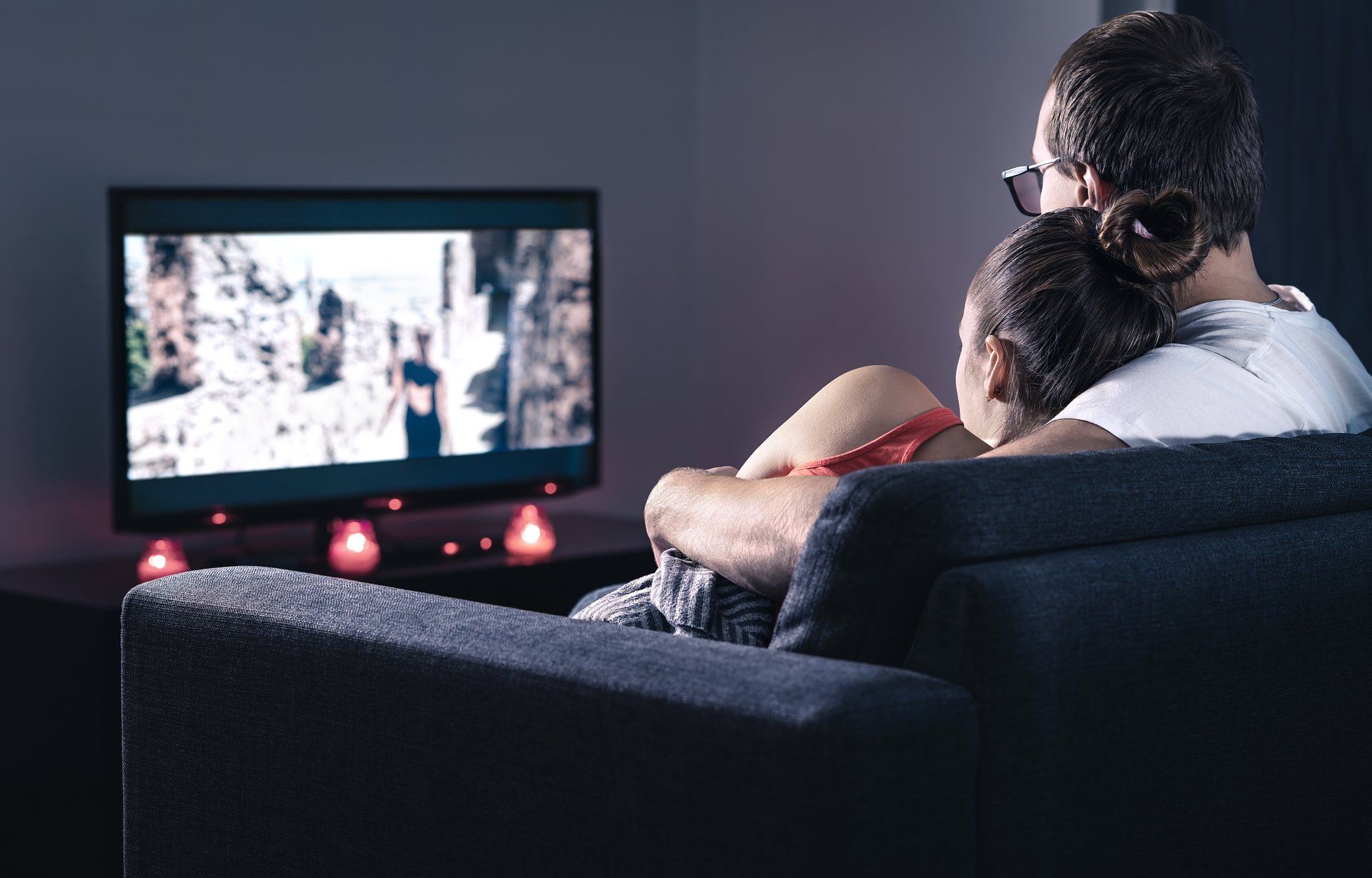 Cały sezon serialu w jeden wieczór? Sprawdź co grozi binge watcherom