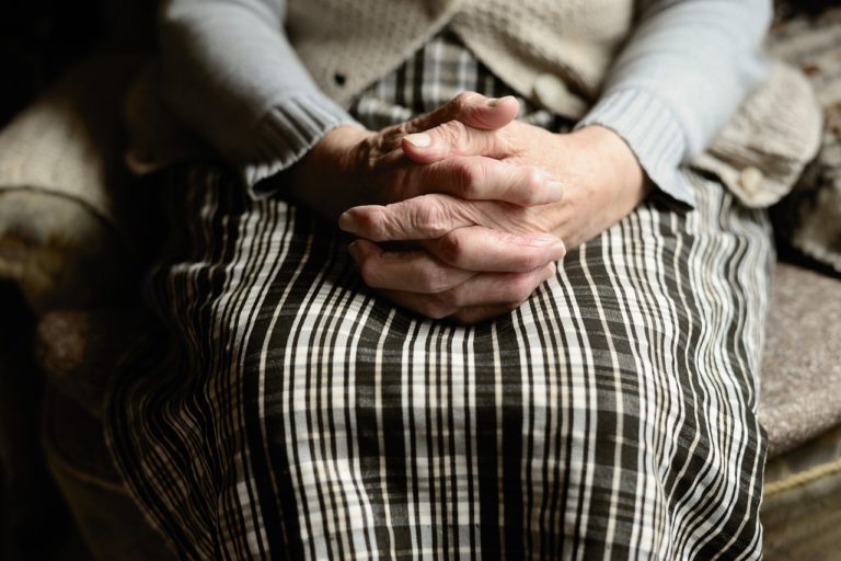 Kiedy babcia zostawia nam w spadku nie tylko mieszkanie, ale i problem…, czyli co trzeba wiedzieć o dziedziczeniu długów