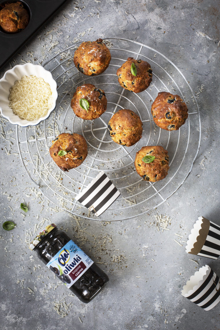 Muffiny z czarnymi oliwkami i parmezanem