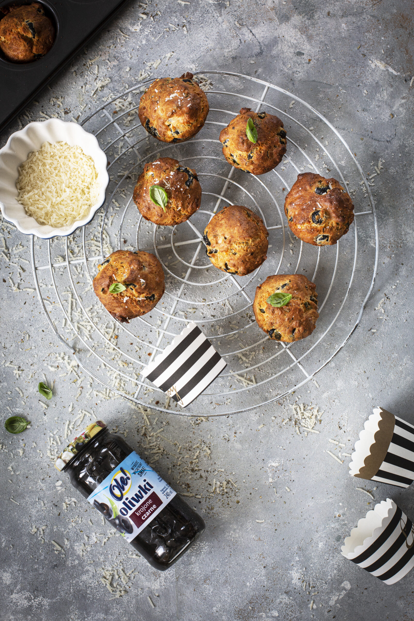 Muffiny z czarnymi oliwkami i parmezanem