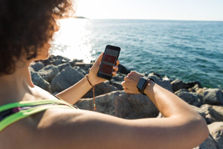 Ubrani w dobrą technologię, czyli wearables w służbie wellbeingu pracowników