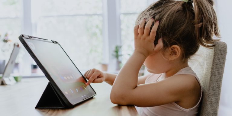 Nauka angielskiego – online czy tradycyjnie? Jak myślą rodzice w Polsce i na świecie?