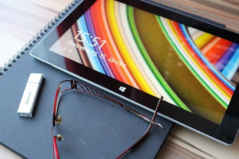 Jeśli mamy tablet, to dajemy go dziecku, niezależnie od jego wieku. Czy to dobrze?