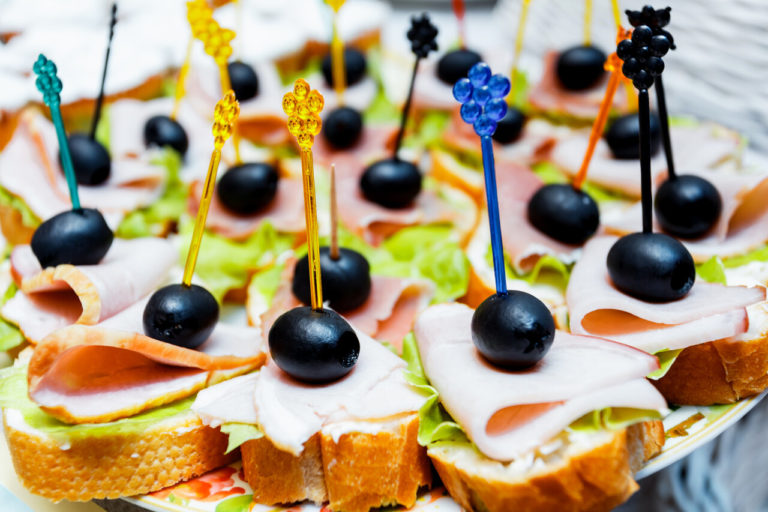 Przy wspólnym stole i wspólnym jedzeniu – co podać na sharing plates?