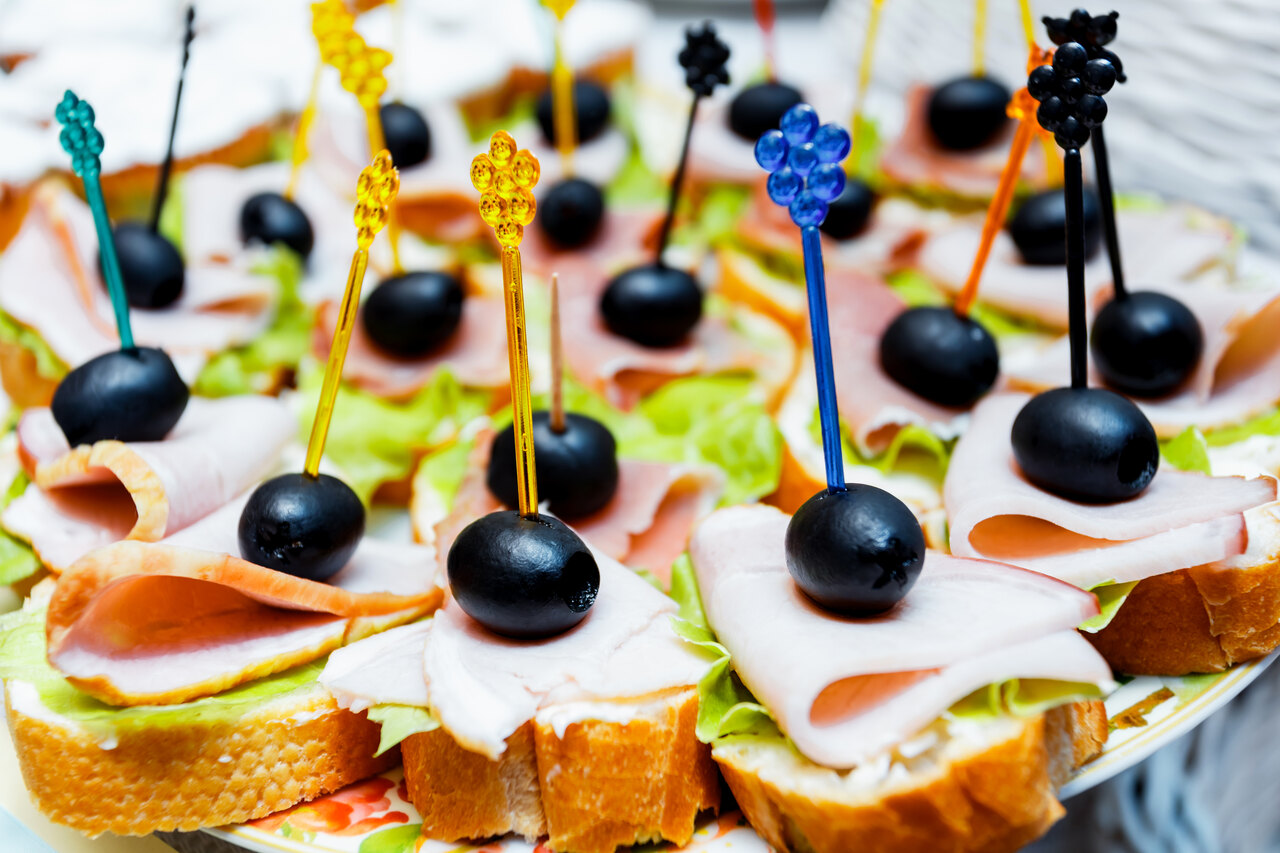 Przy wspólnym stole i wspólnym jedzeniu – co podać na sharing plates?