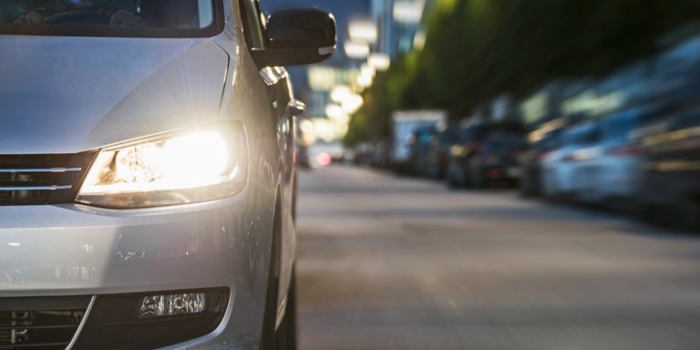 Przygotuj samochód na jesienną szarówkę