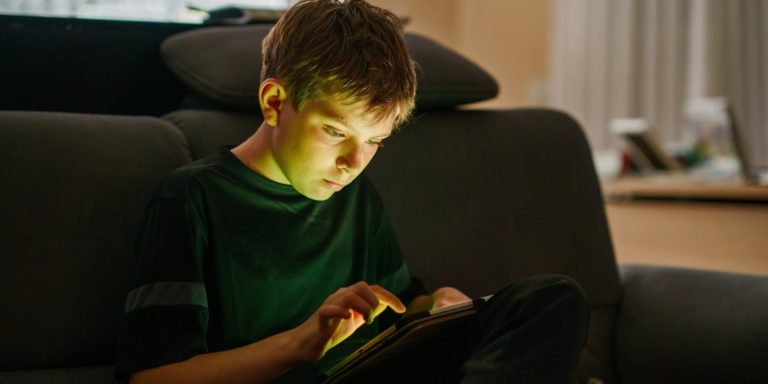 Zakopanie w ziemi żywcem, patostreamy, niebezpieczne wyzwania – gdzie jest granica dla twórców internetowych?