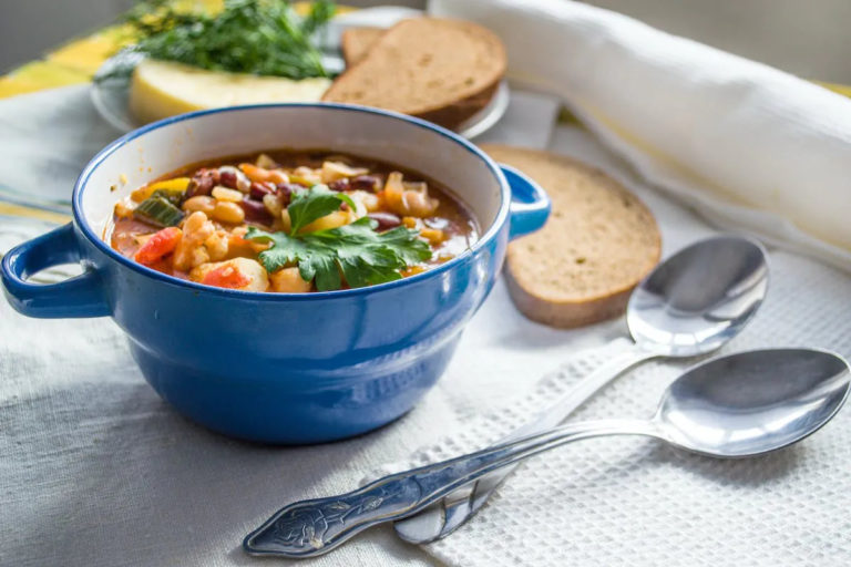 Listopadowy „comfort food” – pomysły na rozgrzewające potrawy z sezonowych składników