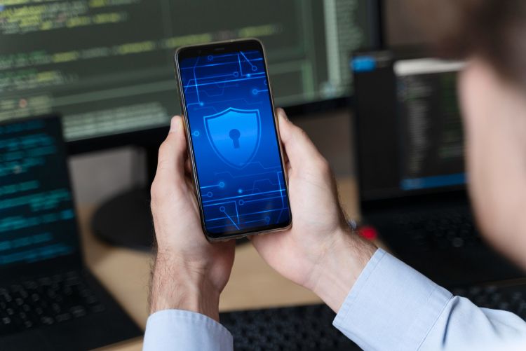 Jak zabezpieczyć firmowy smartfon przed cyberatakami?