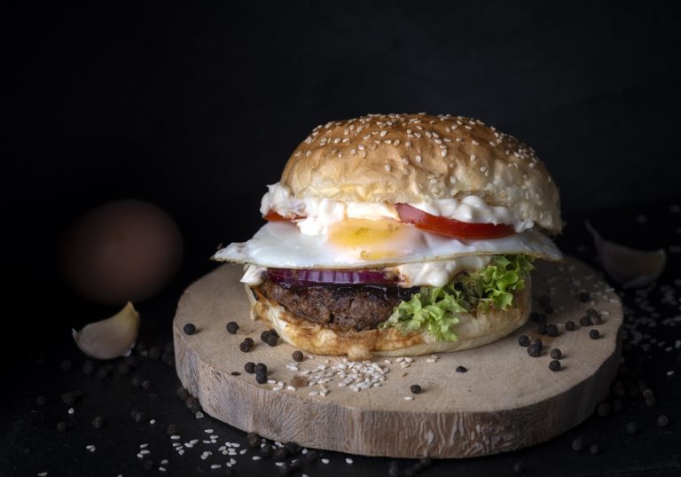 American burger z jajem sadzonym