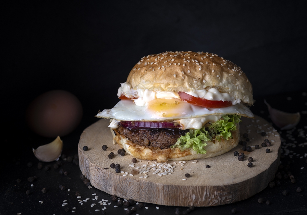 American burger z jajem sadzonym
