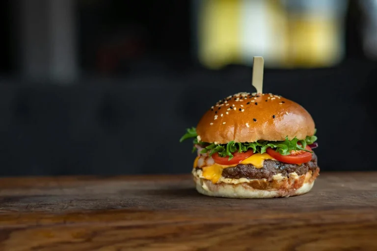 Zdrowy burger – poznaj domowe sposoby na odczarowanie popularnego „fastfooda”