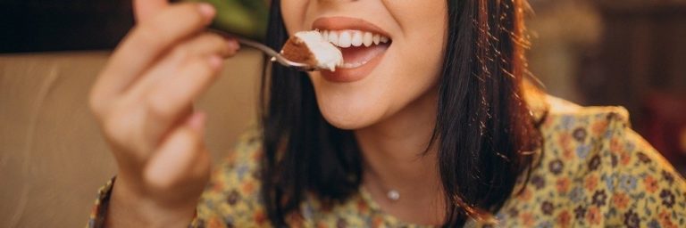 Tiramisu, comfort food i szczęście na zamówienie. Jak jedzenie poprawia nastrój w Międzynarodowy Dzień Szczęścia?