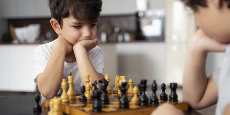Gambit przedszkolaka: jak szachy kształtują umysły najmłodszych?