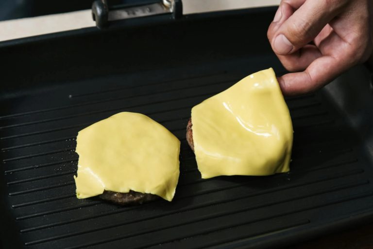 Miękki, ciągnący się i kusząco pachnący – jaki ser najlepiej topi się na grillu?